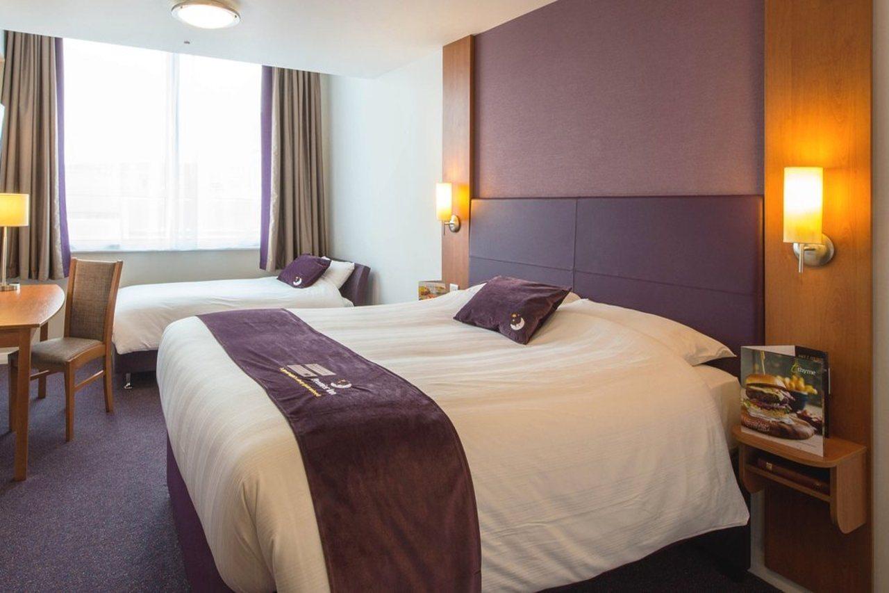 Premier Inn Manchester Airport Runger Lane North ヘイル エクステリア 写真