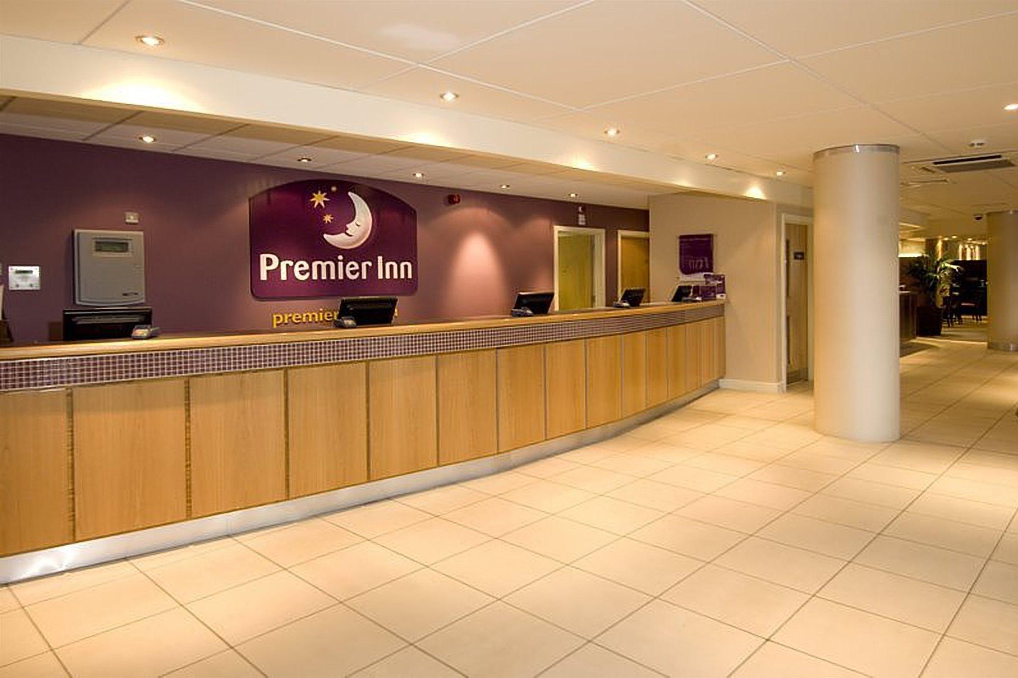 Premier Inn Manchester Airport Runger Lane North ヘイル エクステリア 写真