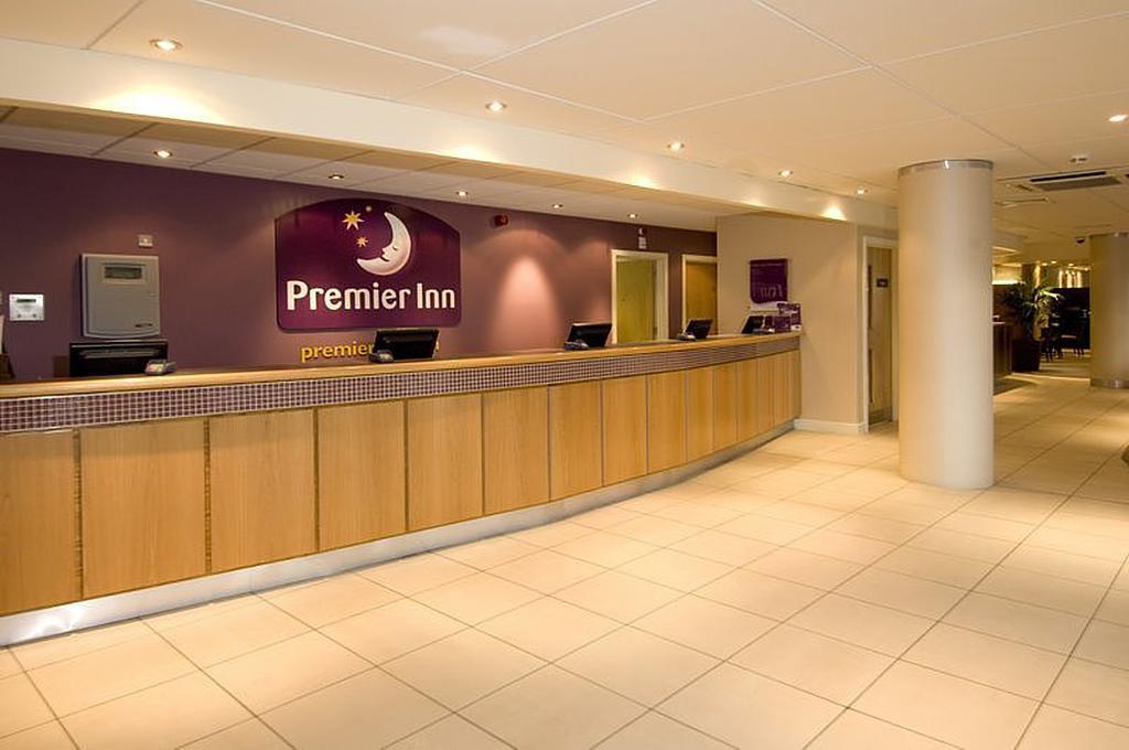 Premier Inn Manchester Airport Runger Lane North ヘイル エクステリア 写真