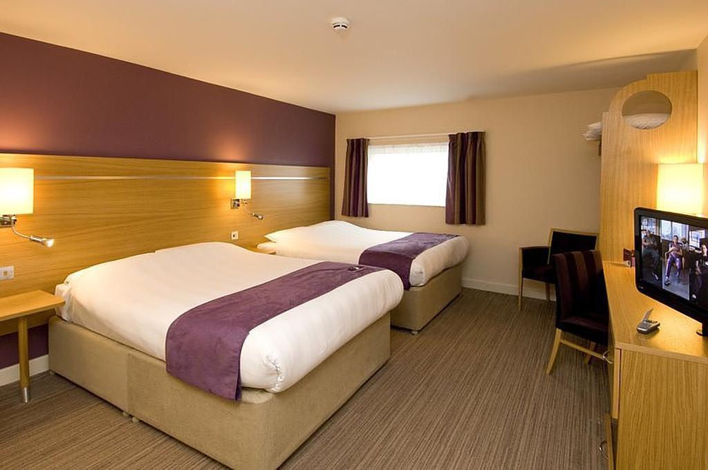Premier Inn Manchester Airport Runger Lane North ヘイル エクステリア 写真